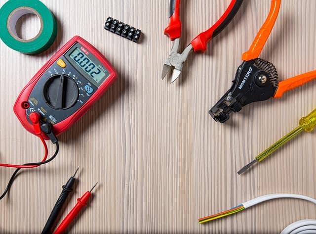 Comment Minimiser le Temps d'Intervention d'un Électricien Rapide
